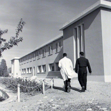 Centre d'éducation surveillée : éducateurs devant un bâtiment.