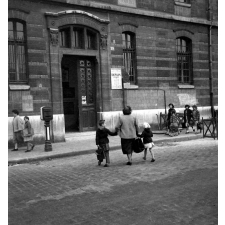 Rentrée scolaire : l'école maternelle de la rue Lamarck. Elèves et parents dans la rue.