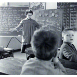 Ecole primaire. L'institutrice procède à la lecture syllabique.
