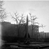 I.P.N. : maquette d'une fusée dans le jardin.