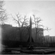 I.P.N. : maquette d'une fusée dans le jardin.