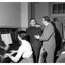 Enseignement musical : la leçon de chant au lycée La Fontaine. Le professeur apprend à un élève à placer sa voix.