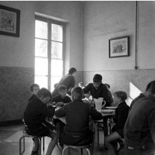 Centre d'éducation surveillée : la cantine. Les jeunes prennent leur repas.