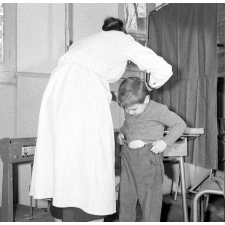 Visite médicale (cabinet mobile) à l'école primaire de Labruguière. Une infirmière aide un élève à se rhabiller.
