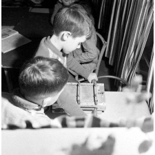 Méthode Freinet : l'apprentissage de l'imprimerie et la réalisation d'un journal scolaire. La presse manuelle est effectuée par les élèves.