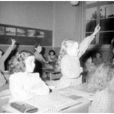 Ecole primaire de plein air : des fillettes dans la classe : l'nterrogation
