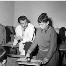 Ecole primaire de la Seine, rue Estienne : un élève et son instituteur.