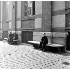 Institut départemental des Aveugles de la Seine (Ecole Braille).
L'enseignement destiné aux aveugles. Des élèves dans la cour.