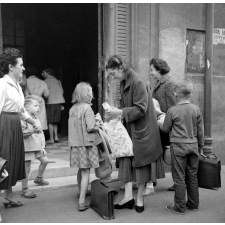 Rentrée scolaire : Mères et enfants : Entrée de l'école