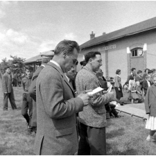 Crucey : L'instituteur devant la salle des fêtes