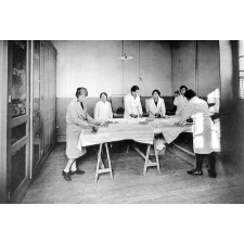 École Rachel - Fondation Léonard Rosenthal. Écoles d'Enseignement Technique gratuites - Section Féminine, 8 Rue Quinault - Paris.