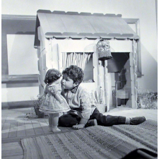 Ecole maternelle de Meudon : jeux. Maisonnette et poupée.