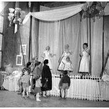 Mairie du XIVe arrondissement : exposition de travaux d'élèves. Les robes.