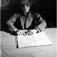Institut départemental des Aveugles de la Seine (Ecole Braille).
 L'enseignement destiné aux aveugles. Un élève lisant le braille.