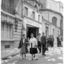 Maison des Examens, bac 1958 : L'amoncellement des papiers dans la rue après la proclamation des résultats, le 19 juin