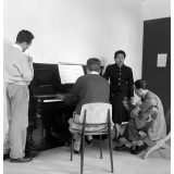 Cité internationale universitaire de Paris, boulevard Jourdan : maison de la France d'Outre-Mer, étudiants jouant de la musique