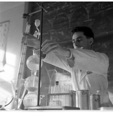Lycée-pilote mixte de Montgeron. Le professeur de physique-chimie pendant un T.P. de chimie.