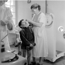 Colonie sanitaire de Montboissier : la visite médicale, soins