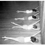 Service de la jeunesse et des sports : la rééducation neuro-motrice. Des jeunes filles pratiquent des exercices d'assouplissement.