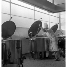 Cité internationale universitaire de Paris, boulevard Jourdan : cuisine du restaurant de la maison internationale