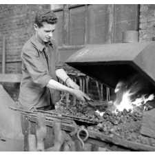 Lycée technique d'Etat : la section forge. Le chauffage de la pièce au feu de forge.