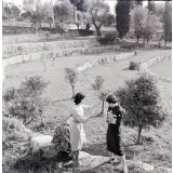 Sanatorium des étudiantes : Vence : Jardin : Etudiantes qui herborisent