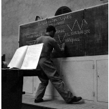 Centre d'éducation surveillée : la formation scolaire. Les tracés géométriques de lignes au tableau.