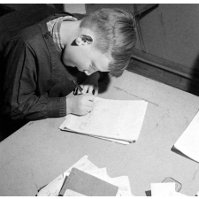 Méthode Freinet : l'apprentissage de l'imprimerie et la réalisation d'un journal scolaire. La réalisation par l'élève d'un dessin pour illustrer un journal.