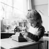 Ecole maternelle de Meudon : l'apprentissage de la couture (machine à coudre pour enfants, Elva).