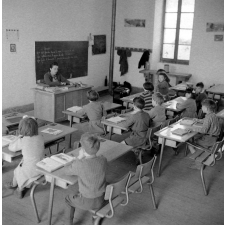 Ecole primaire : Institutrice pendant le cours