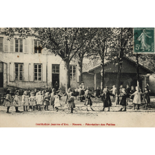 Institution Jeanne-d'Arc - Nevers - Récréation des Petites.