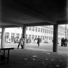 Lycée-pilote mixte de Montgeron. La cour du lycée à l'heure de la récréation.