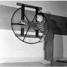 Centre de réadaptation fonctionnelle : un élève procède à des exercices de rééducation.