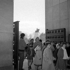 Colonie de vacances à Chaillot : enfants et adultes à l'entrée du théâtre