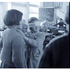 Ecole primaire. Jeu de colin-maillard dans la classe.