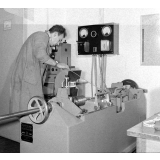 Ecole Nationale Supérieure de Mécanique et Aérotechnique : une expérience en atelier (machine de fatigue par traction).