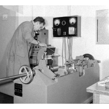 Ecole Nationale Supérieure de Mécanique et Aérotechnique : une expérience en atelier (machine de fatigue par traction).