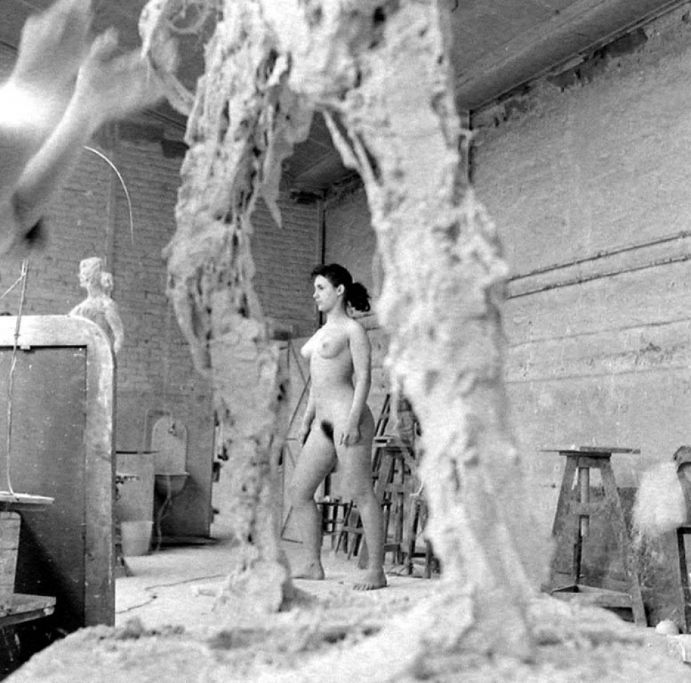 Atelier artistique : la réalisation d'une sculpture à partir d'un modèle de jeune femme nue.