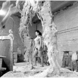 Atelier artistique : la réalisation d'une sculpture à partir d'un modèle de jeune femme nue.