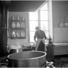 Centre d'éducation surveillée : la cuisine. La préparation des repas, l'épluchage des légumes.