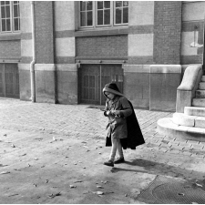 Institut départemental des Aveugles de la Seine (Ecole Braille).
L'enseignement destiné aux aveugles. Un élève dans la cour.