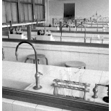 Architecture scolaire Abraham, Ecole nationale d'enseignement technique : une salle de classe. Les paillasses en salle de sciences.