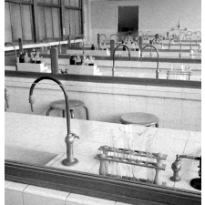 Architecture scolaire Abraham, Ecole nationale d'enseignement technique : une salle de classe. Les paillasses en salle de sciences.