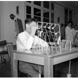Centre de réadaptation fonctionnelle : un élève procède à des exercices d'ergothérapie.