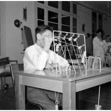 Centre de réadaptation fonctionnelle : un élève procède à des exercices d'ergothérapie.