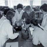 Lycée technique Jacquard : vérification d'un montage avant la mise sous tension par un professeur.