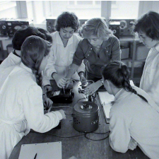 Lycée technique Jacquard : vérification d'un montage avant la mise sous tension par un professeur.