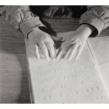 Institut départemental des Aveugles de la Seine (Ecole Braille).
L'enseignement destiné aux aveugles. L'apprentissage de la lecture en braille.