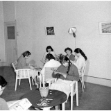 Collège d'enseignement technique pour jeunes filles. Dans la salle de détente (le foyer), les élèves consultent des revues.