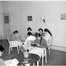 Collège d'enseignement technique pour jeunes filles. Dans la salle de détente (le foyer), les élèves consultent des revues.